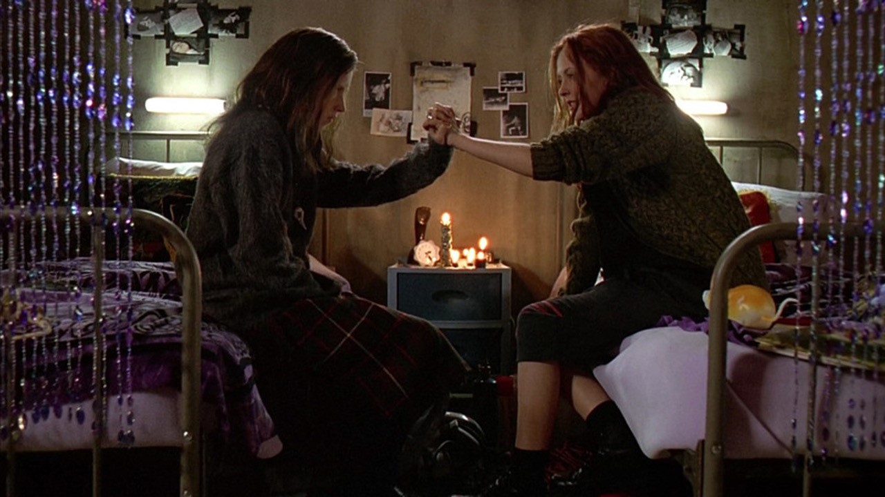 Emily Perkins and Katharine Isabelle in Ginger Snaps